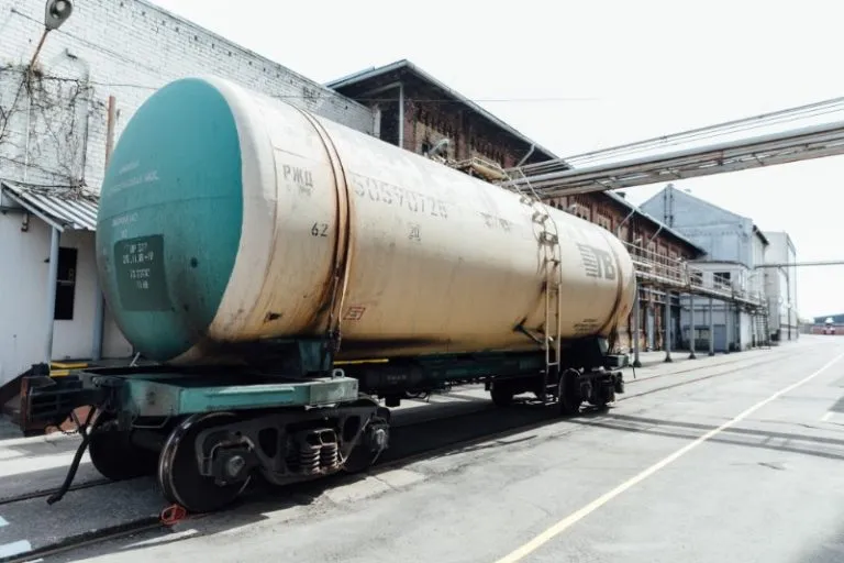 Fabbrica di balsamo nero all'aperto