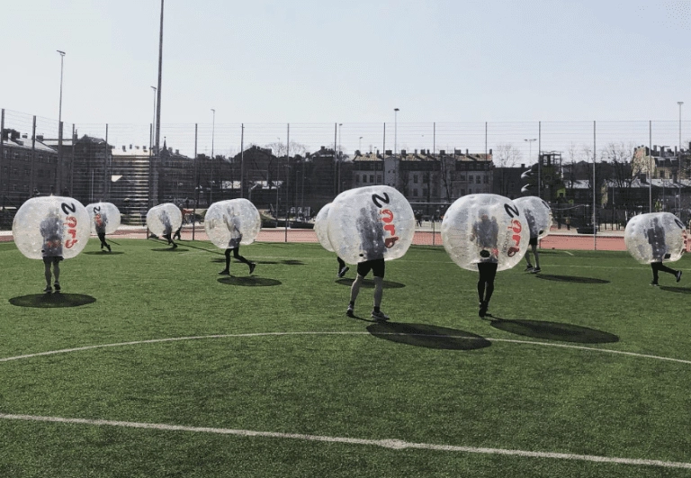 Partita di calcio a bolle al sole