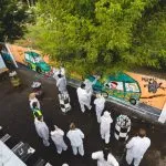 La pittura di graffiti è divertente per tutto il gruppo di addio al celibato