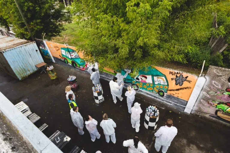 La pittura di graffiti è divertente per tutto il gruppo di addio al celibato