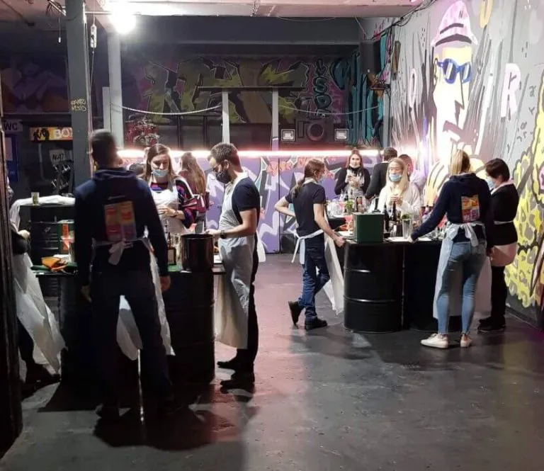 Divertirsi in un laboratorio di cocktail