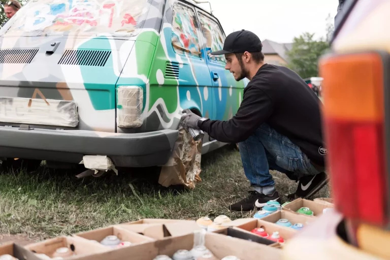 Dipingere graffiti sulle auto
